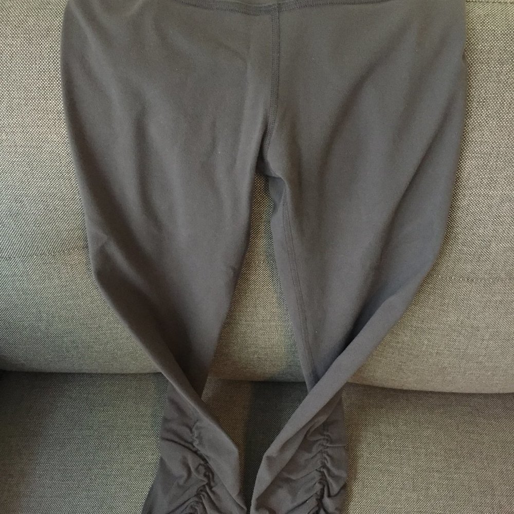 Beyond Yoga - Capri Leggings NEVER WORN - Picture 4 of 9